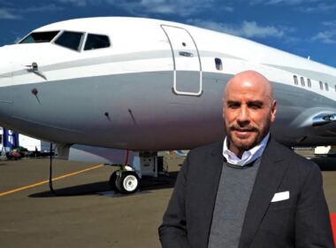 john_travolta_helps_boeing_show_off_the_737_business_jet.jpg