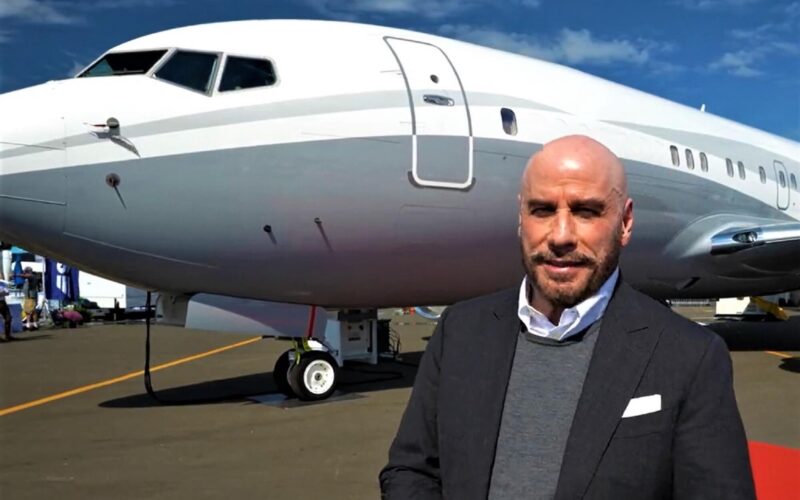 john_travolta_helps_boeing_show_off_the_737_business_jet.jpg