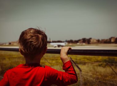 kid_looking_at_an_aeroplane.jpg