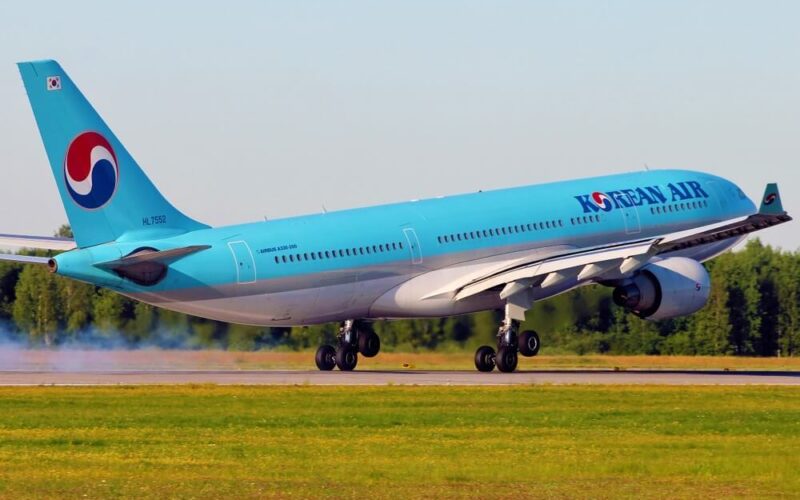 korean_air_airbus_330_in_pulkovo_international_airport.-2.jpg