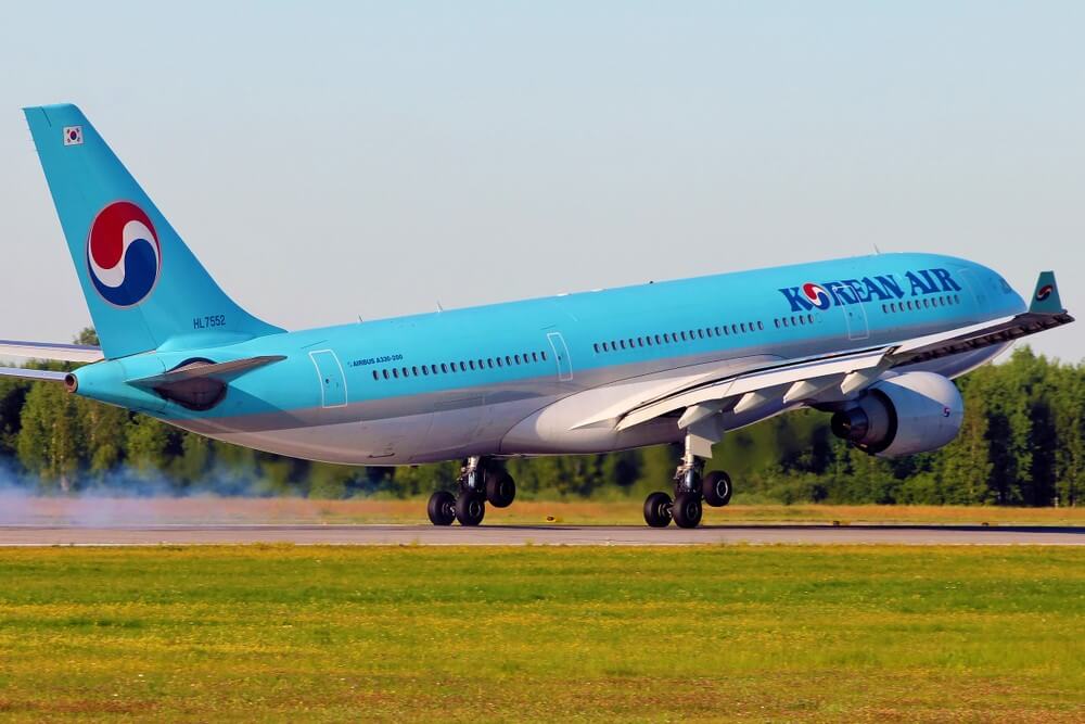 korean_air_airbus_330_in_pulkovo_international_airport.-2.jpg