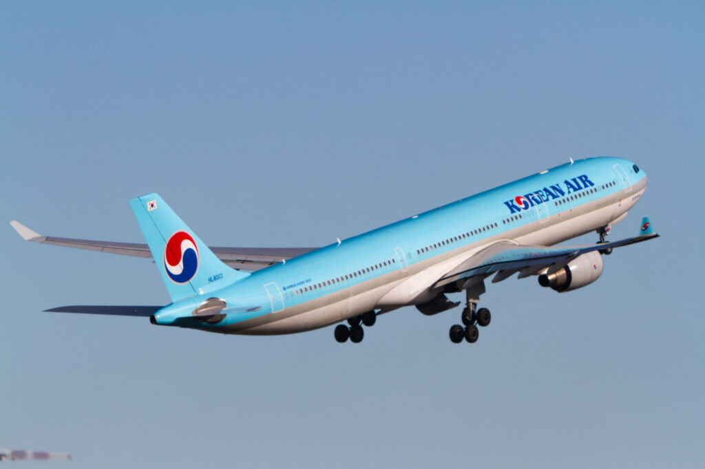 korean_air_airbus_a330_taking_off.jpg