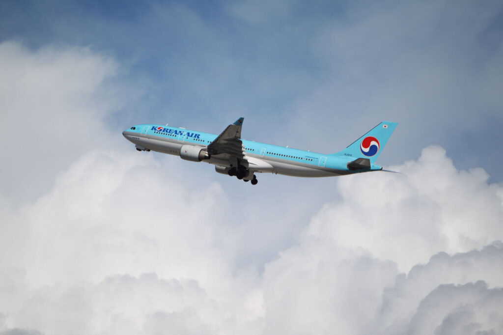 korean_air_airbus_a330_taking_off_from_lax.jpg