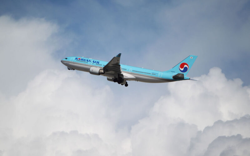 korean_air_airbus_a330_taking_off_from_lax.jpg