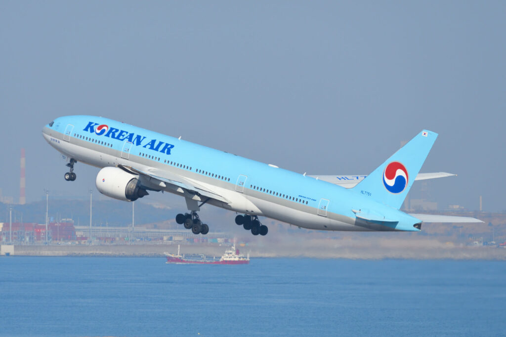 korean_air_boeing_777_in_tokyo.jpg