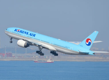 korean_air_boeing_777_in_tokyo.jpg