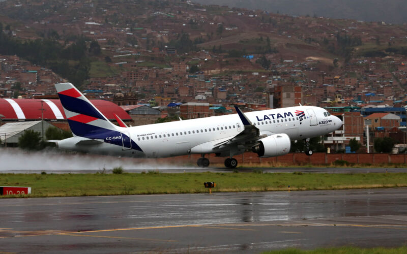 latam_airlines_airbus_a320neo_taking_off_from_an_airport_in_peru.jpg