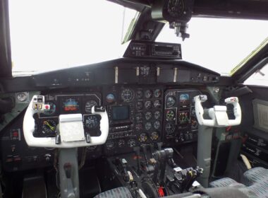 let_l_410_flight_deck.jpg