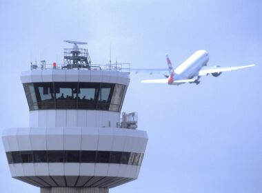 lgw_control_tower_with_aircraft.jpg