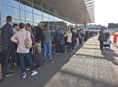 long_lines_at_schiphol_airport_may_2022.jpg