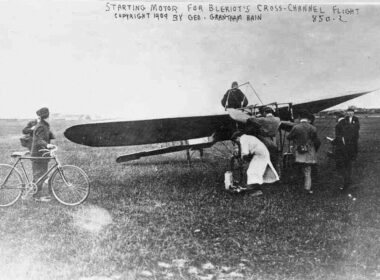 louis_bleriot_pre-takeoff_25_july_1909.jpg