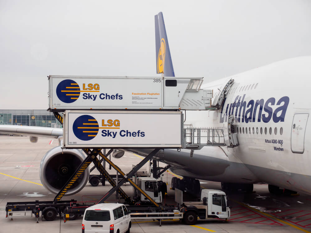 lsg-sky-chefs-loading-food-onto-lufthansa-airbus-a380.jpg