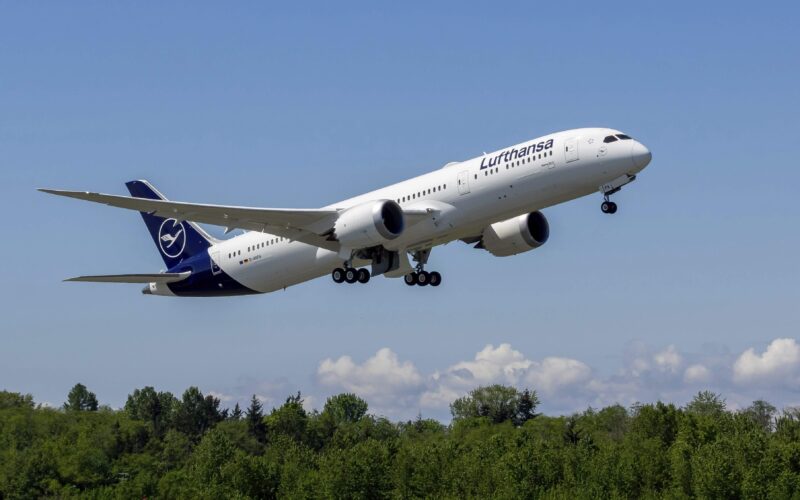 lufthansa_787_take-off.jpg