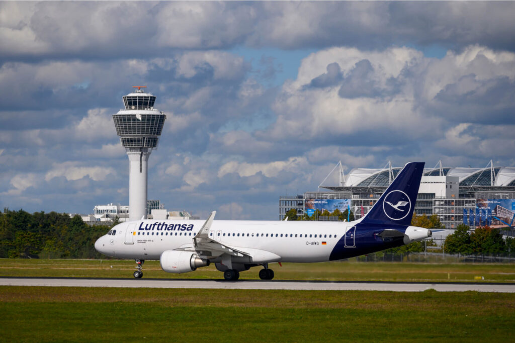 lufthansa_a320_at_munich_airport-2.jpg