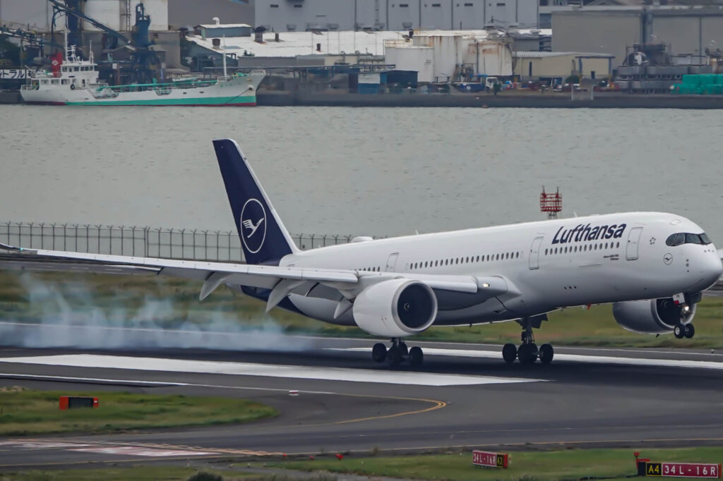 lufthansa_a350-900_landing_at_haneda_airport_japan.jpg