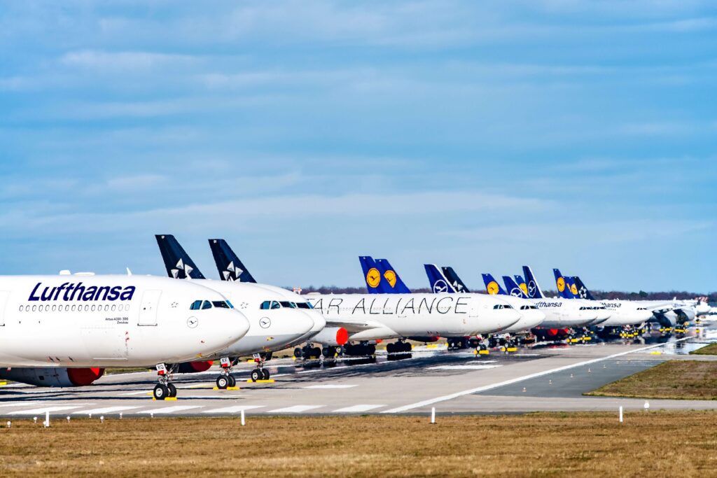 lufthansa_aircraft_airbus_a330_and_a340_frankfurt_airport.jpg