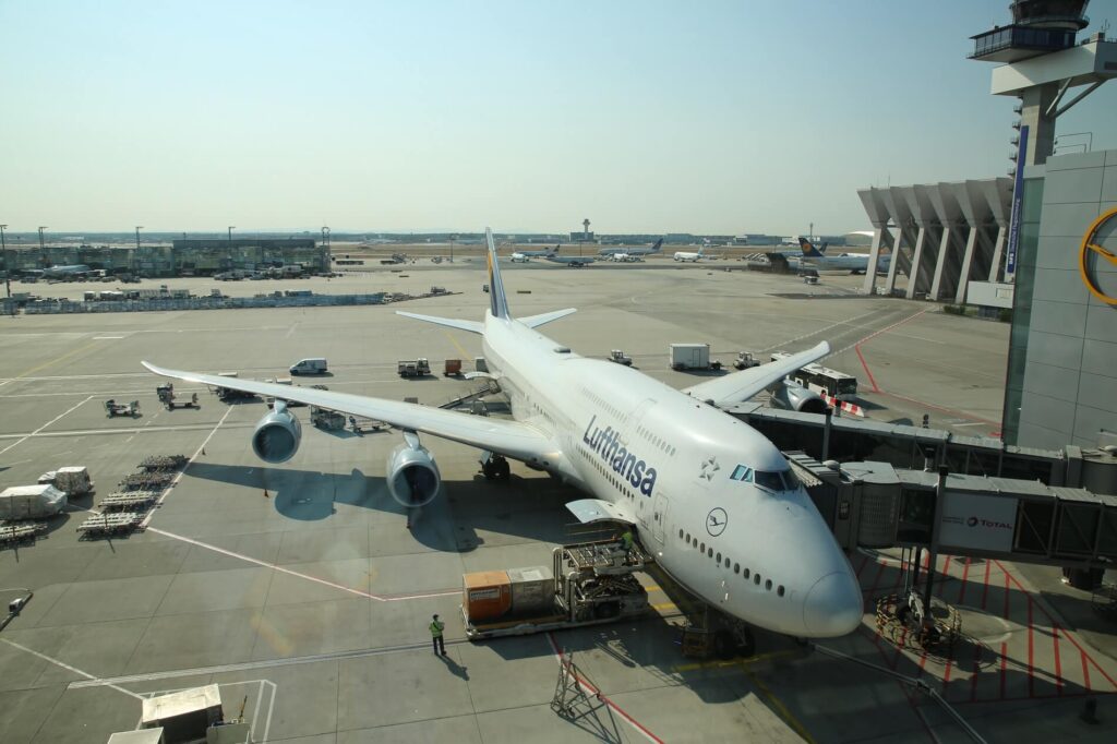 lufthansa_boeing_747-8_bremen_at_frankfurt_airport_30987648368.jpg