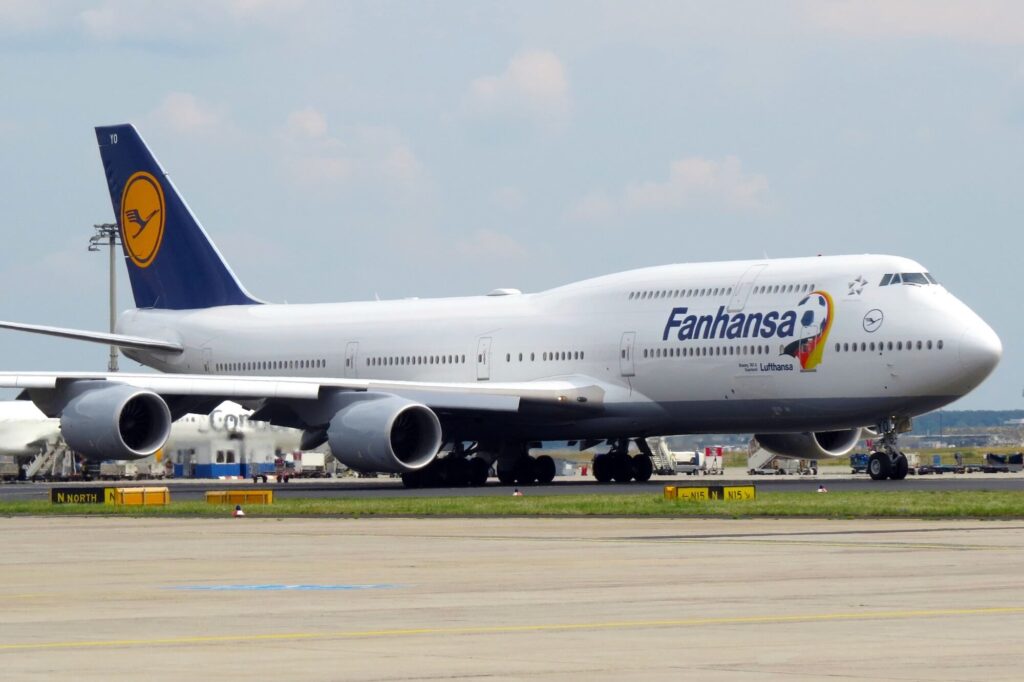 lufthansa_boeing_747_with_fanhansa_livery.jpg