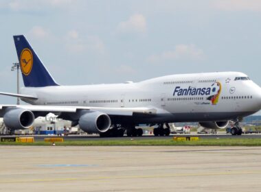 lufthansa_boeing_747_with_fanhansa_livery.jpg