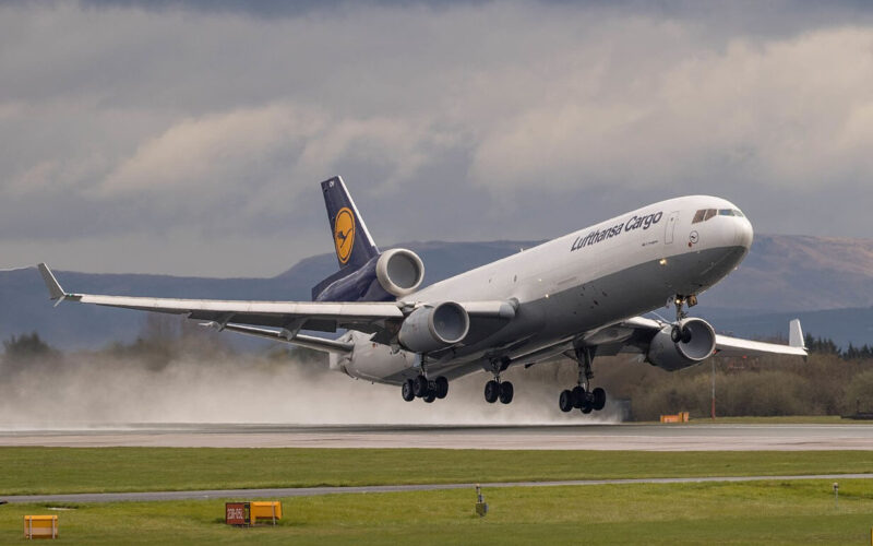 lufthansa_cargo_md-11_d-alcn_26035695743.jpg