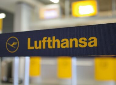 lufthansa_logo_in_an_airport-1-1.jpg