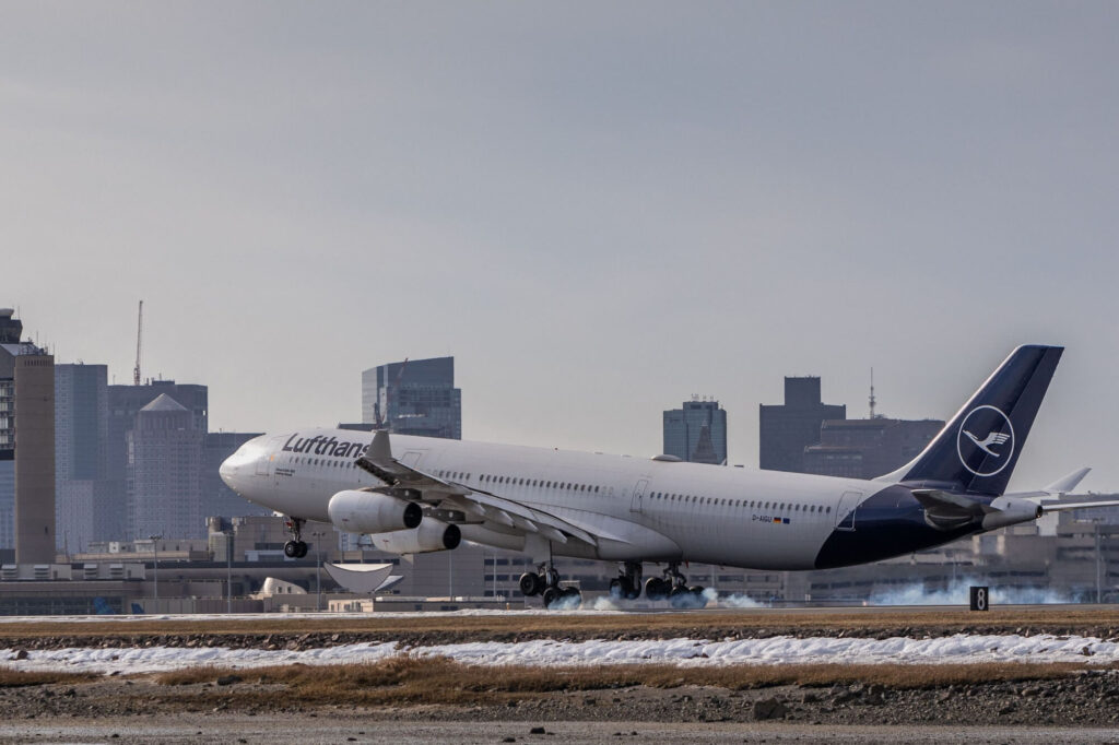 lufthansa_plane_landing_in_boston.jpg