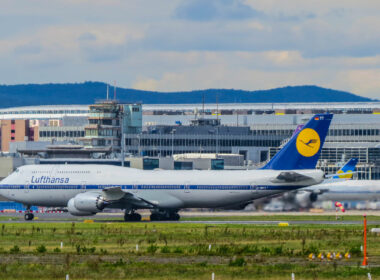 lufthansa_retro_crane_boeing_747_8.jpg