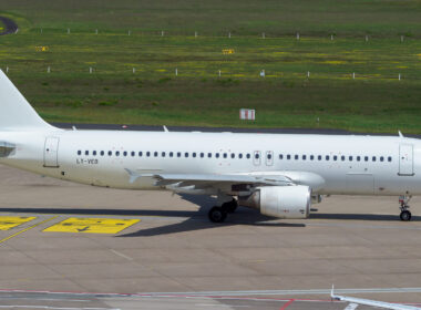 ly-veb_avion_express_a320.jpg