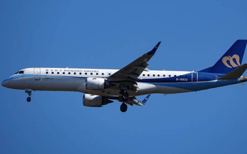 mandarin_airlines_embraer_e190ar_2.jpg