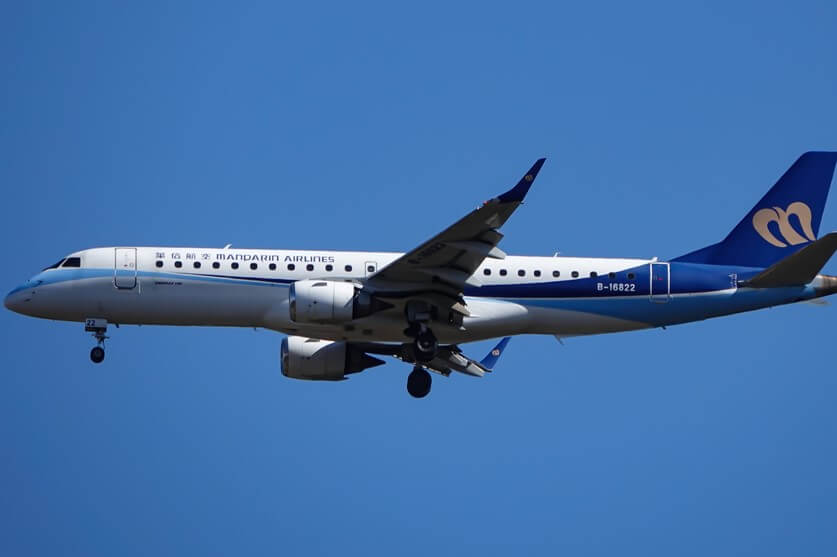 mandarin_airlines_embraer_e190ar_2.jpg