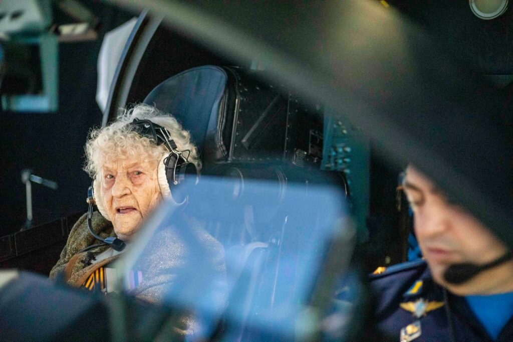 maria_denisovna_koltakova_on_the_flight_simulator_of_the_su-34_bomber.jpg