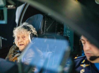 maria_denisovna_koltakova_on_the_flight_simulator_of_the_su-34_bomber.jpg