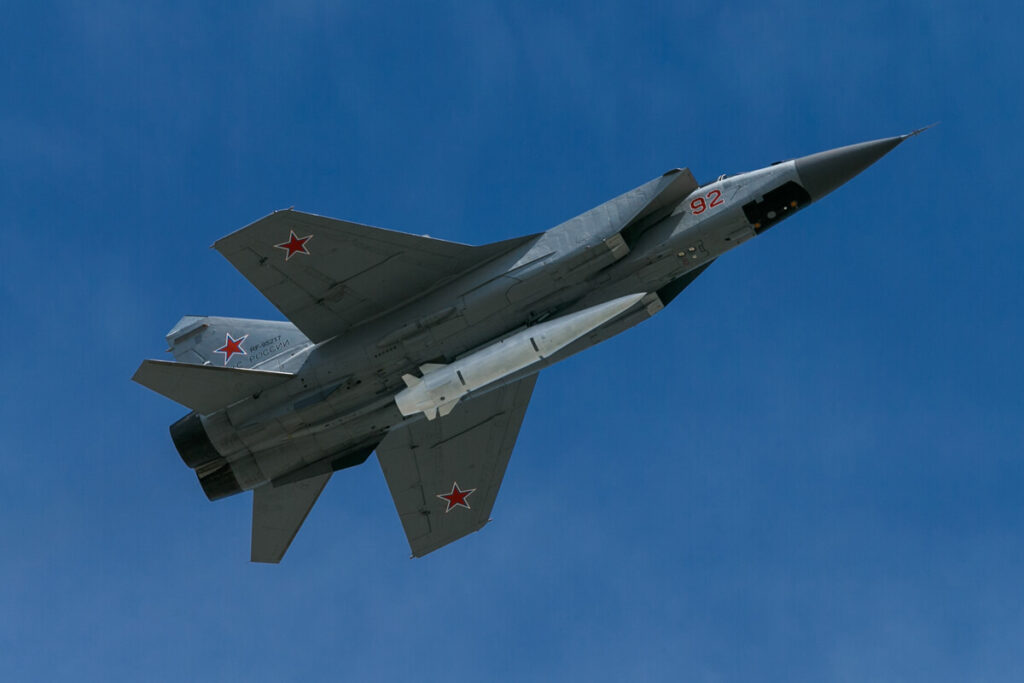 mig-31_carrying_the_kinzhal_hypersonic_missile.jpg