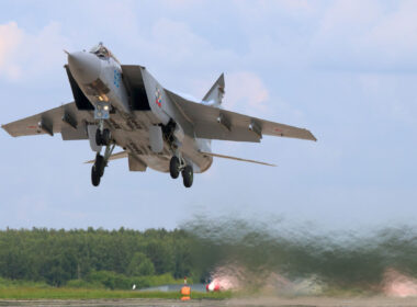 mikoyan_gurevich_mig-31bm_fighter_jet_takes_off.jpg