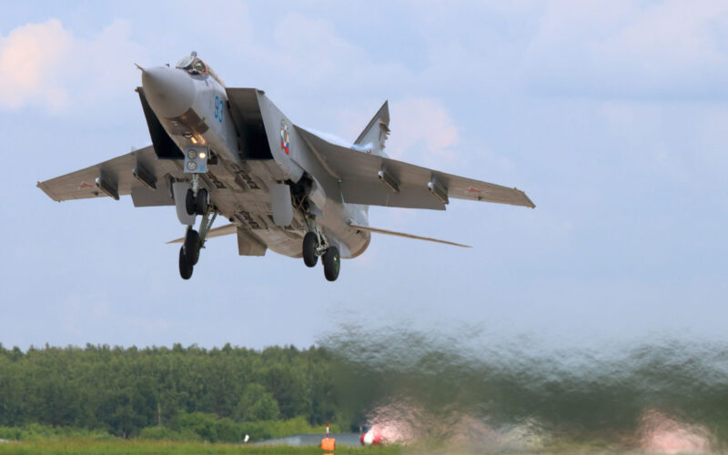 mikoyan_gurevich_mig-31bm_fighter_jet_takes_off.jpg