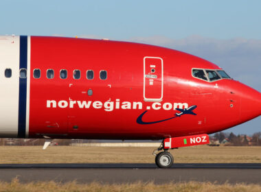 norwegian_air_boeing_737_taxiing_on_the_runway.jpg