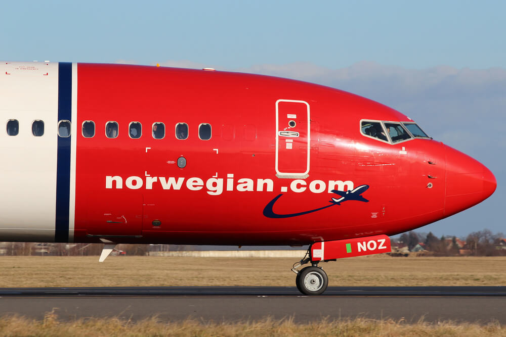 norwegian_air_boeing_737_taxiing_on_the_runway.jpg