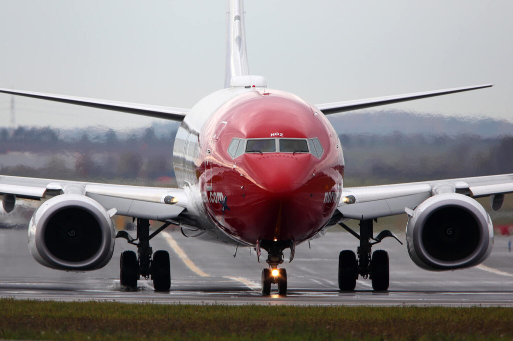 norwegian_air_shuttle_boeing_737-800_at_prague_international_airport_prg-2.jpg