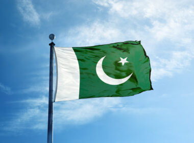 pakistan_flag_on_a_mast.jpg