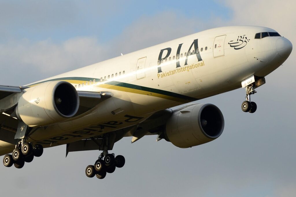 pakistan_international_airlines__boeing_777-1.jpg