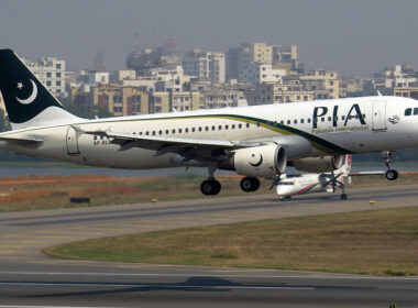 pakistan_international_airlines_a320_ap-bld_taking_off-1.jpg