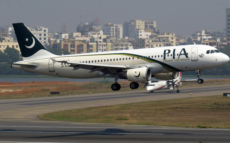 pakistan_international_airlines_a320_ap-bld_taking_off-1.jpg