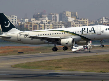 pakistan_international_airlines_a320_ap-bld_taking_off-2.jpg