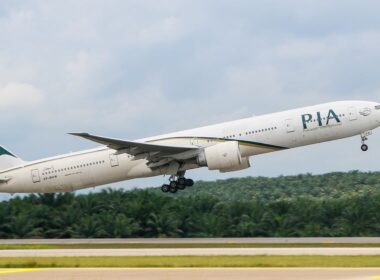 pakistan_international_airlines_boeing_777.jpg