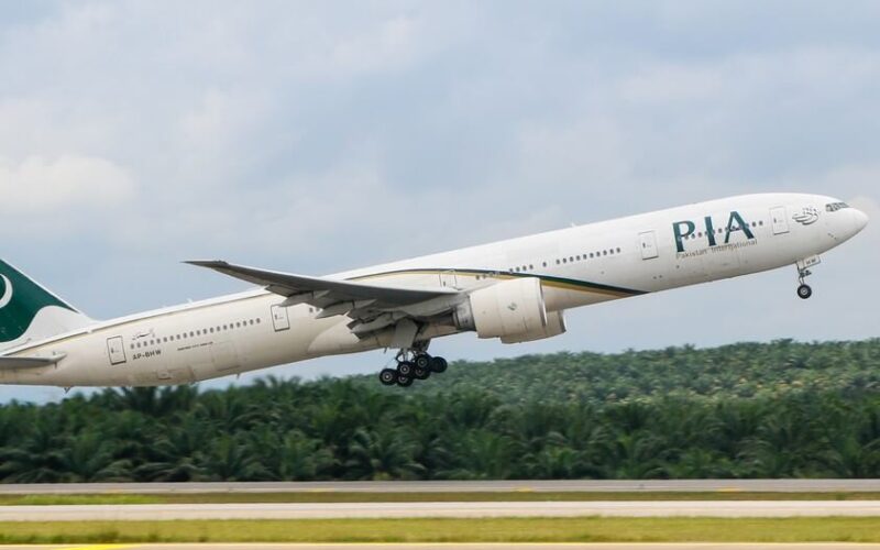 pakistan_international_airlines_boeing_777.jpg