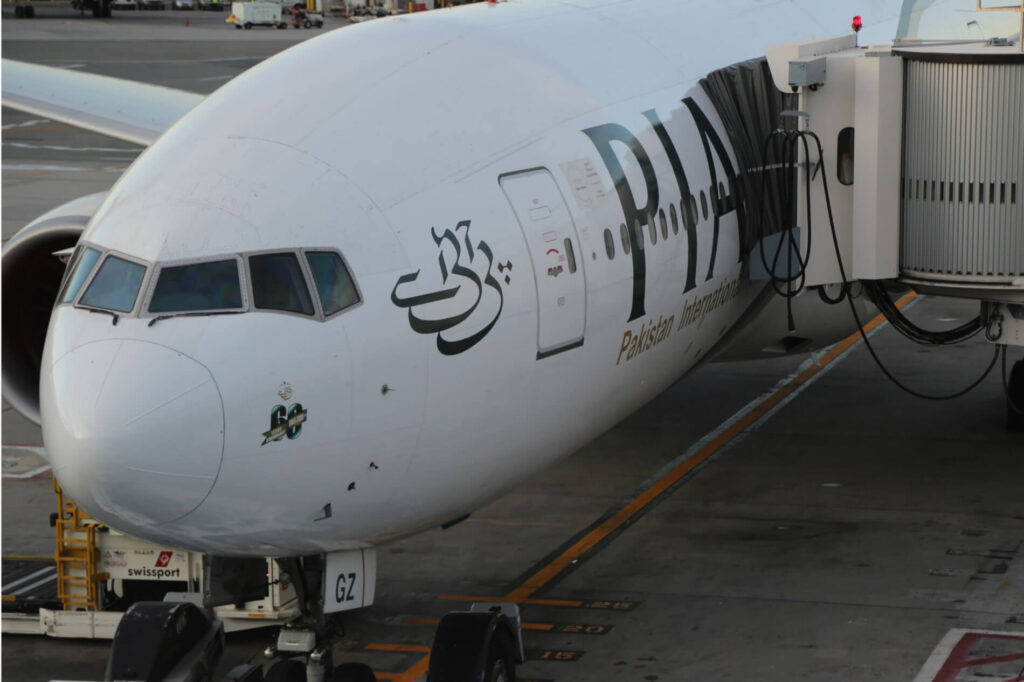 pakistan_international_airlines_boeing_777_at_john_f._kennedy_international_airport_jfk-min.jpg