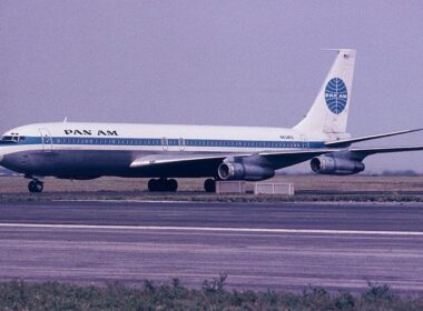 pan_am_boeing_707_at_kemayoran_airport.jpg