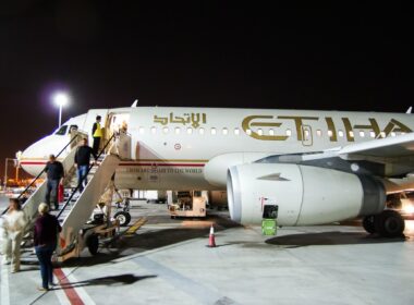 passengers_board_etihad_airways_flight.jpg