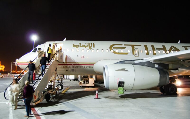 passengers_board_etihad_airways_flight.jpg