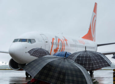 passengers_boarding_a_gol_linhas_areas_boeing_737.jpg